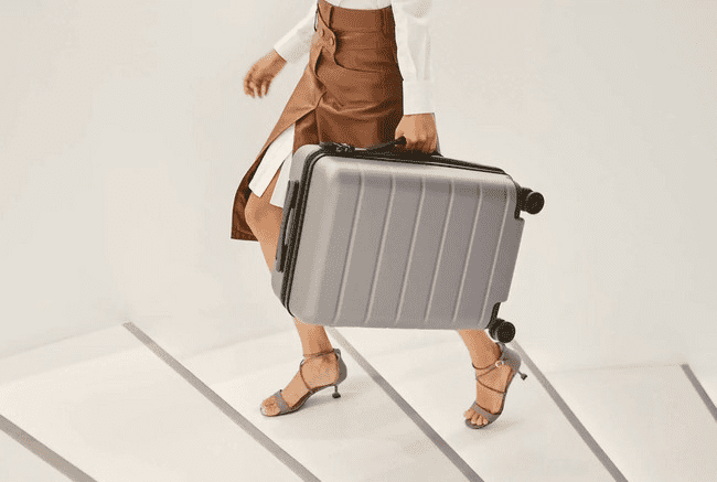 Пример переноски чемодана Xiaomi Luggage Classic 20